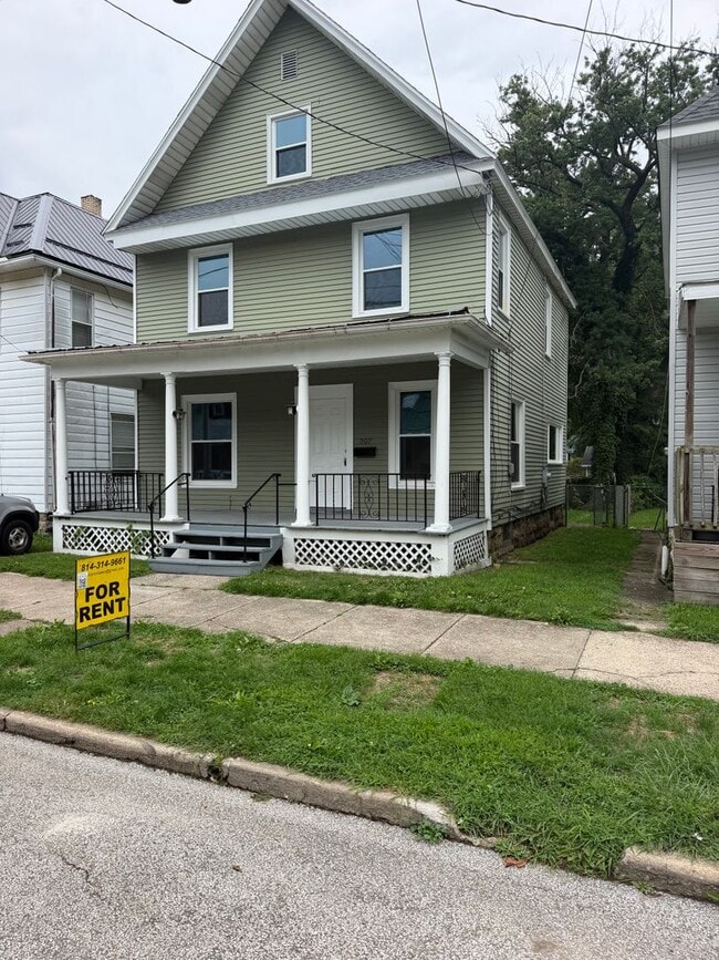 Building Photo - 307 Poplar St