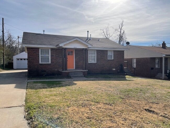 Building Photo - Great Location - Must See