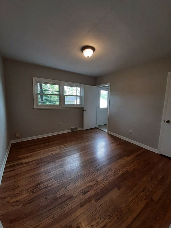 Photo - 3 bed 2 bath, 2 car garage Bettendorf Home!