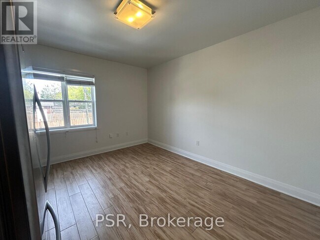 Photo - 3110 Lake Shore Blvd W