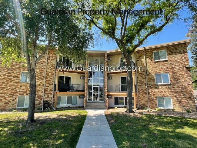 Champlin Top Floor, Excellent Condition, A... - Champlin Top Floor, Excellent Condition, A... Apartment Unit #18
