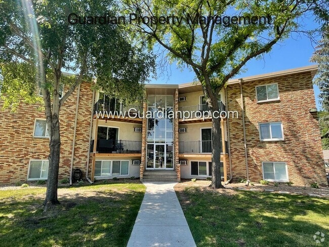 Building Photo - Champlin Top Floor, Excellent Condition, A... Unit #18 Rental