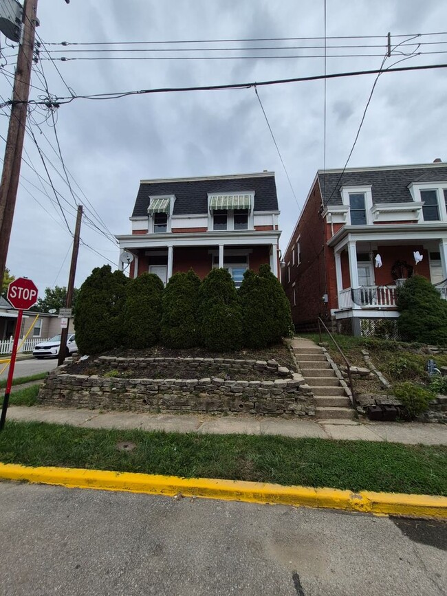 Building Photo - 132 Evergreen Ave Unit 1