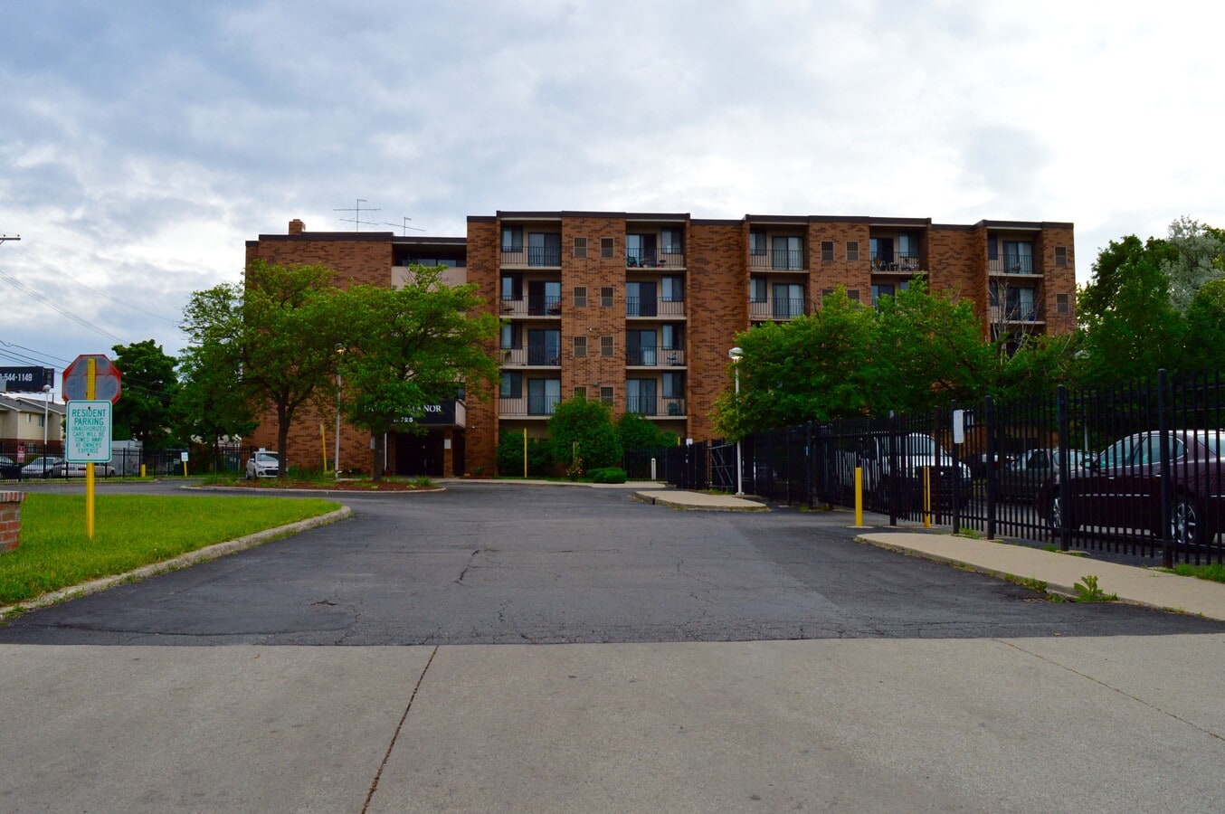 John R Street facade with entrance driveway in the foreground. - Downes Manor Apartments