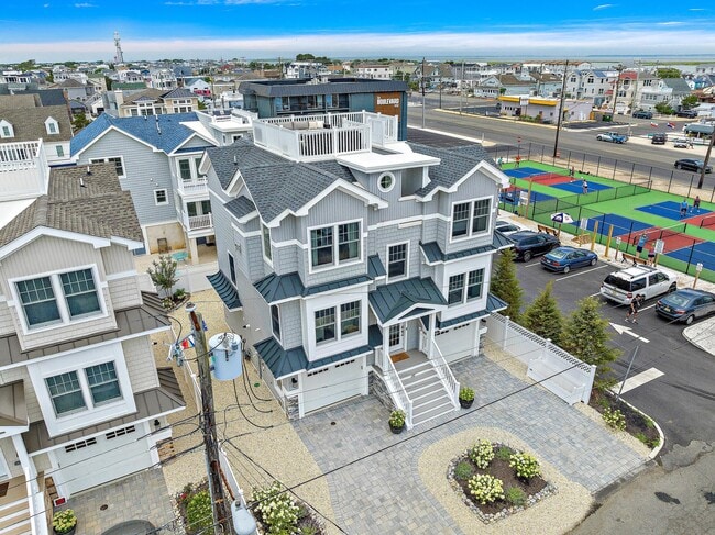 Photo - 10 E Delaware Ave