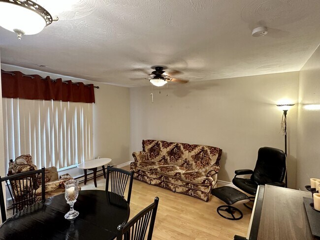 Photo - 646 Rue Main Street Unit 3