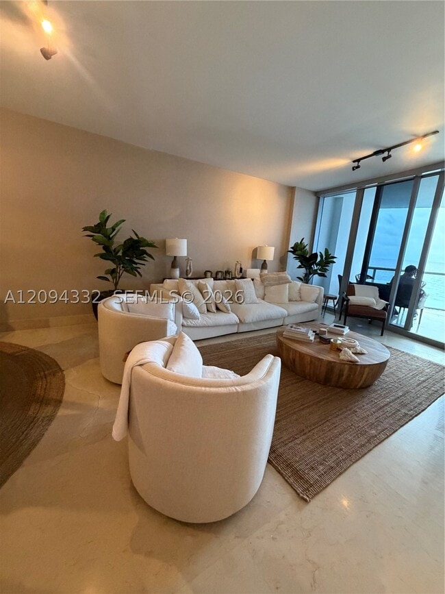 17121 Collins Ave Unidad 904