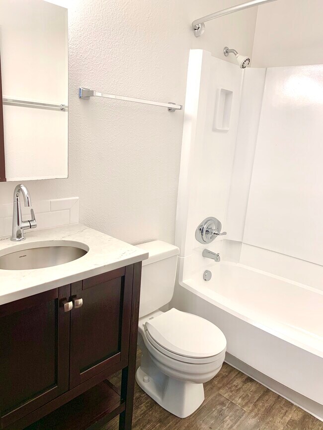 Baño con bañera y ducha completas.