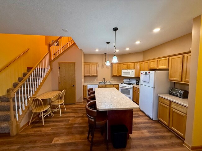 Photo - 483 Hickory Ln N