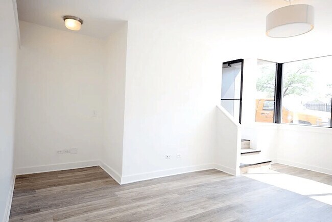 Photo - 946 W Montrose Ave