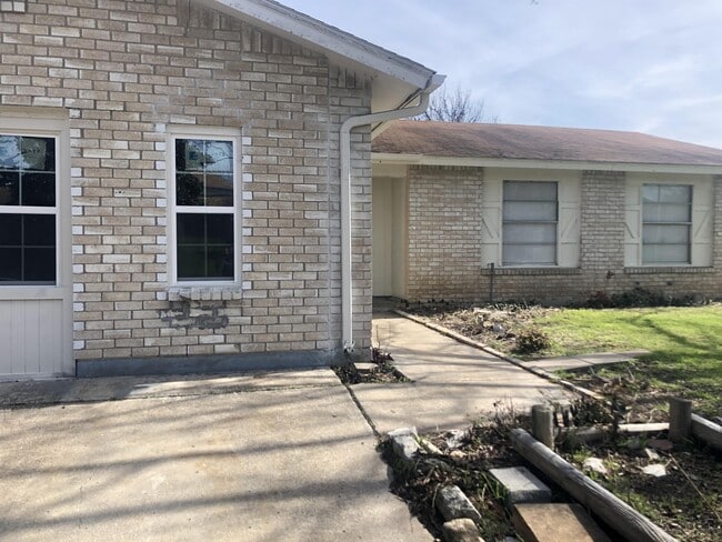 Building Photo - 1554 Willowbrook St
