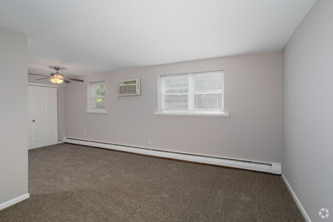 1BR, 1BA - 630SF - Living & Dining Area