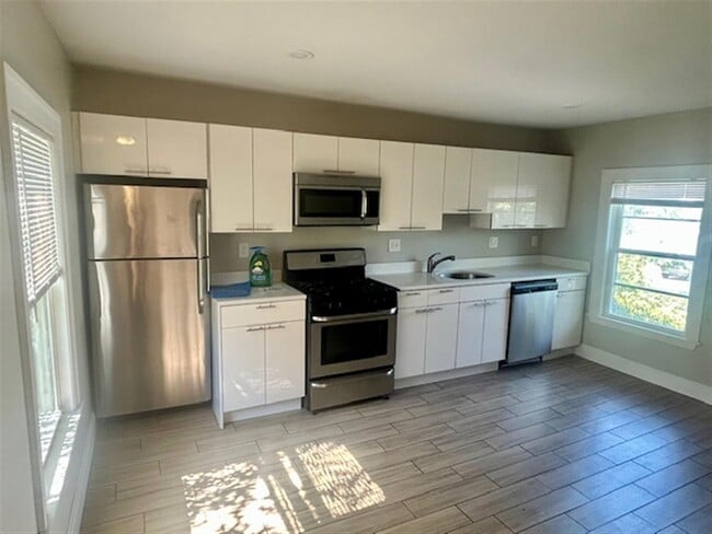 Building Photo - 13 Pleasant St Unit 2 Rental