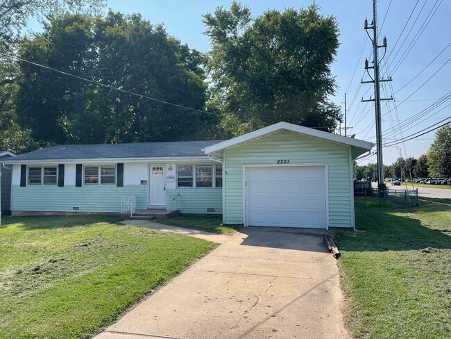 3 Bedroom, 1 Bathroom Home Across from Mer... - 3 Bedroom, 1 Bathroom Home Across from Mer...