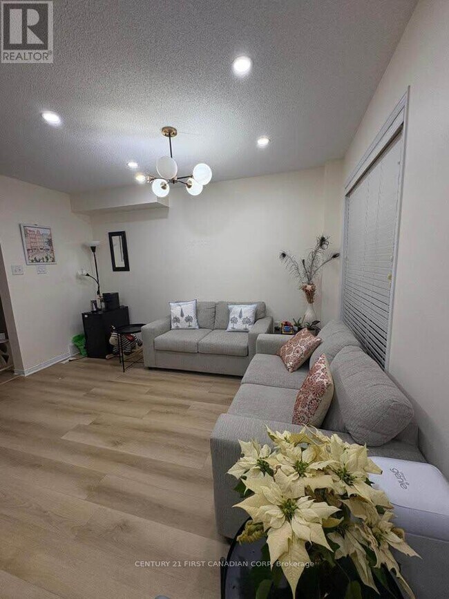 Photo - 868 Marigold St