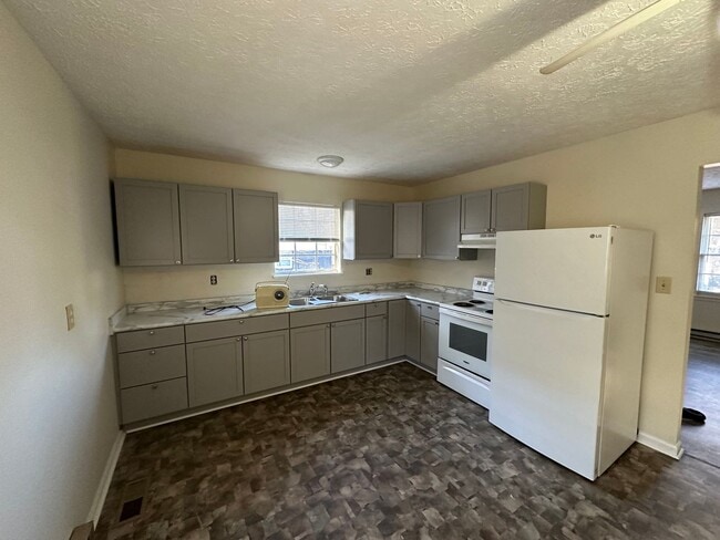 Photo - 3 Bedroom Split Foyer Home off Old Forest ...