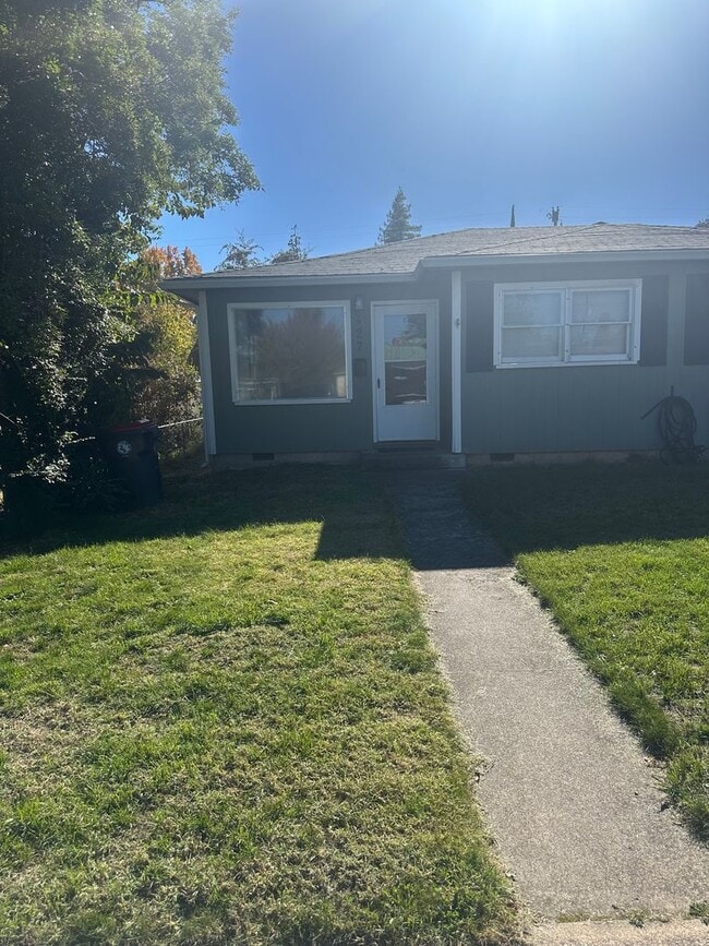 Building Photo - Medford 2 Bedroom, 1 bath Duplex with Fenc...