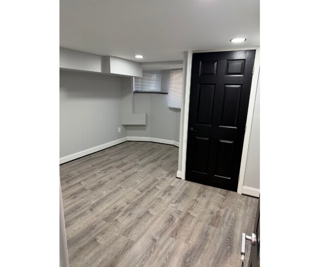 1927 Harlem Ave Unidad 2C  W/BATH $850 Available 2C