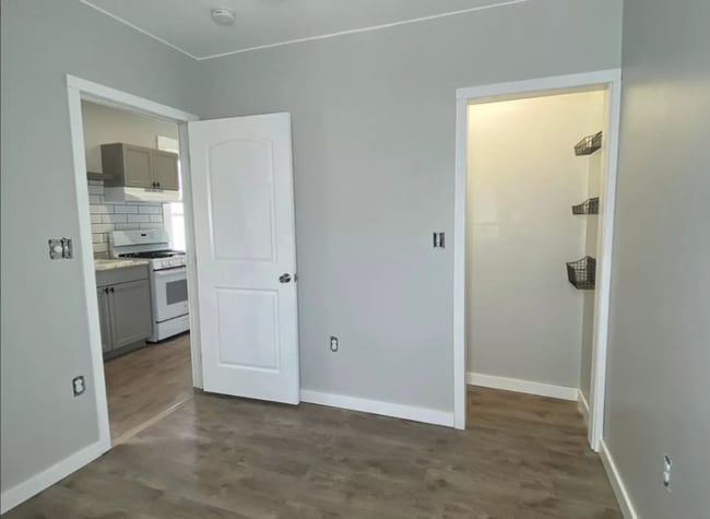Building Photo - 10549 Main St Rental