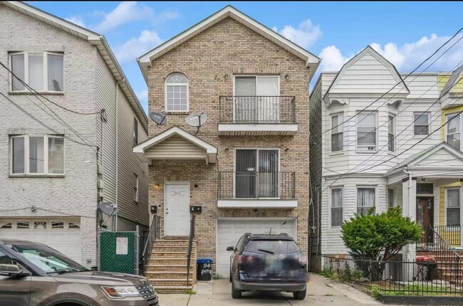 Building Photo - 342 Forrest St