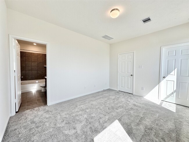 Photo - 562 Broken Boulder St