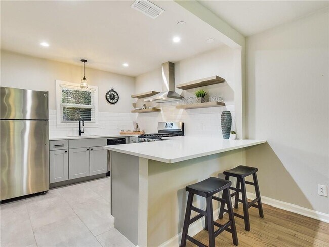 Photo - 3304 Robinson Ave