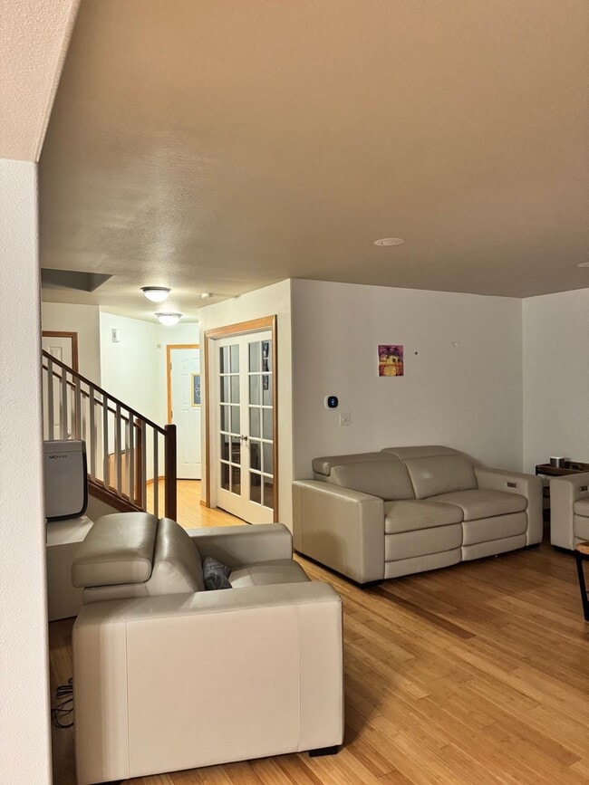 Photo - 320 Zillah Pl SE