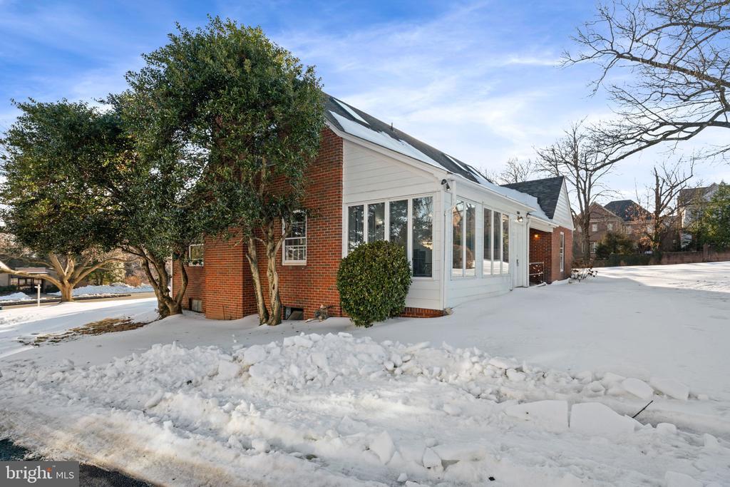 Photo - 1688 Chain Bridge Rd