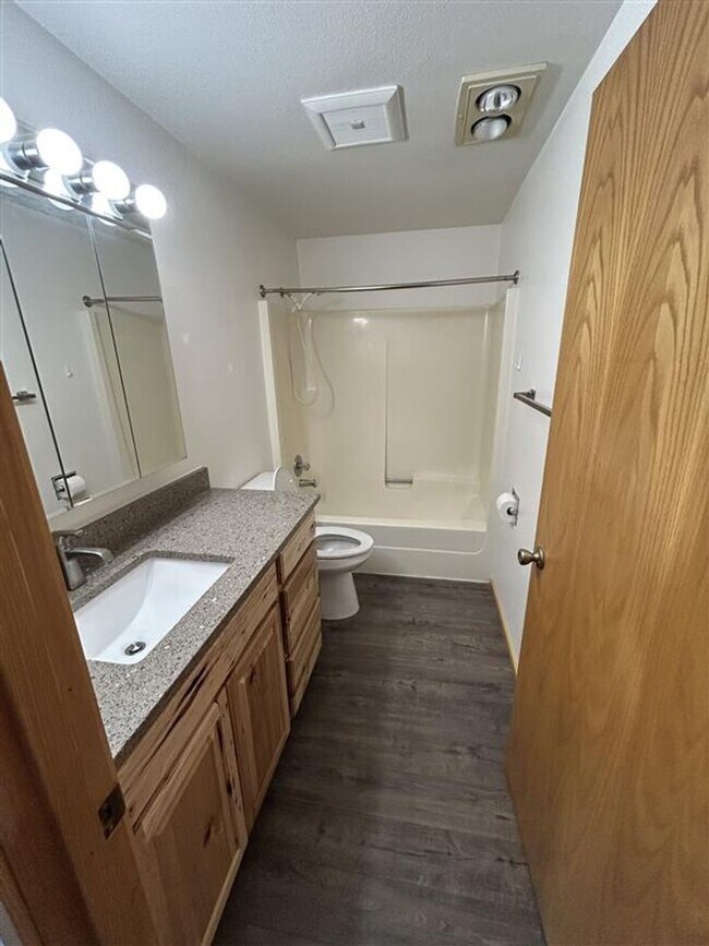 Photo - 550 Front St Unit A