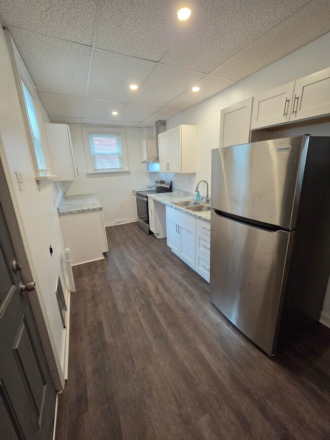 Kitchen (17.6' x 7.5') - 245 W Brady St Unit 245