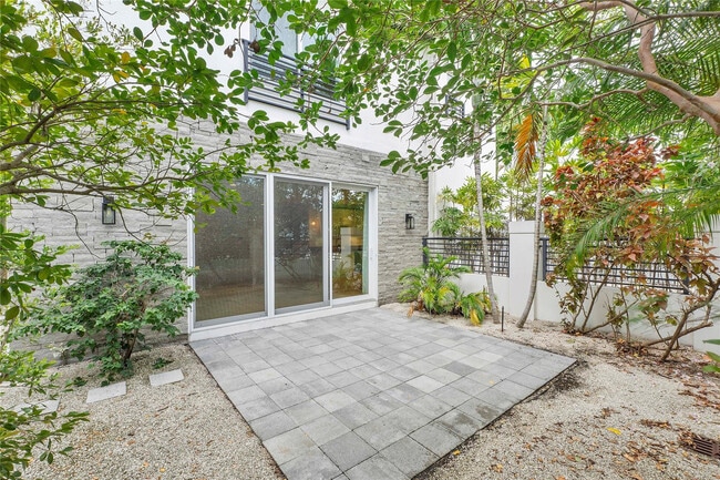 Photo - 825 NE 17th Way