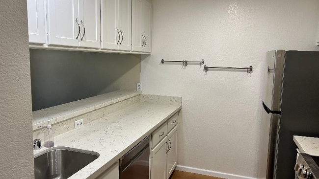 Building Photo - 1269 Poplar Ave Unit 306