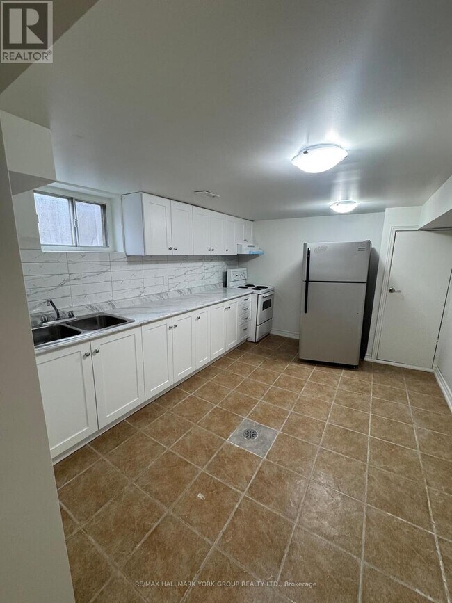 Photo - 856 Krosno Blvd