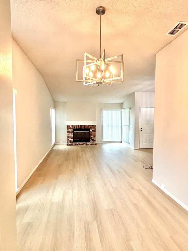 8079 Darien Cir