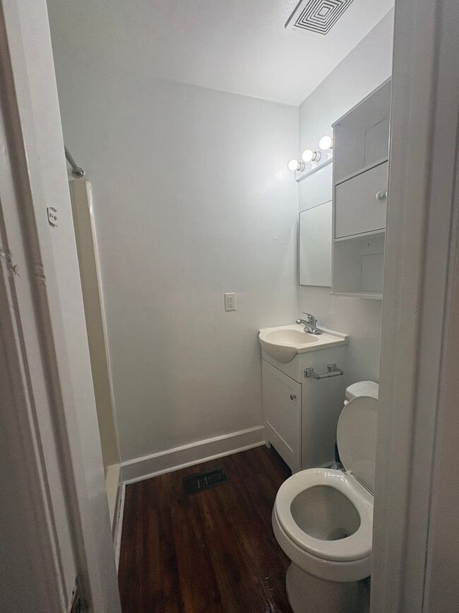 Photo - Studio Apartment Downtown York City. Video walk through in photos! - York City SD