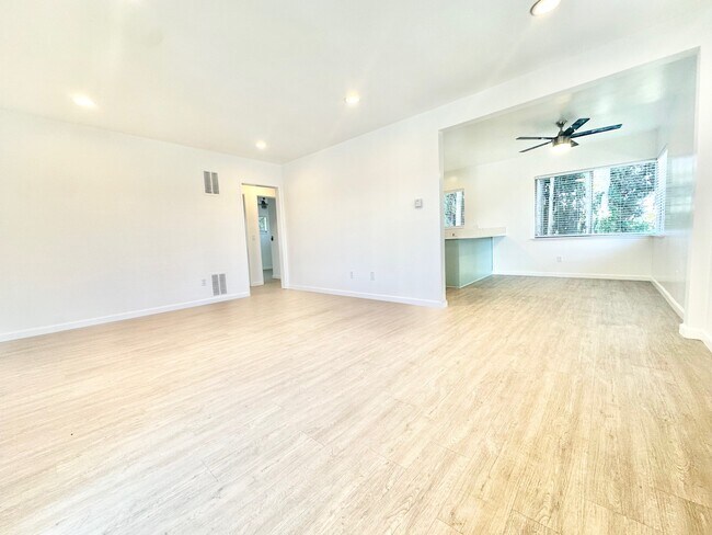 Photo - 10707 Landale St