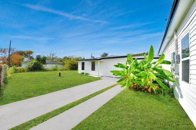 Photo - 1203 W 6th St