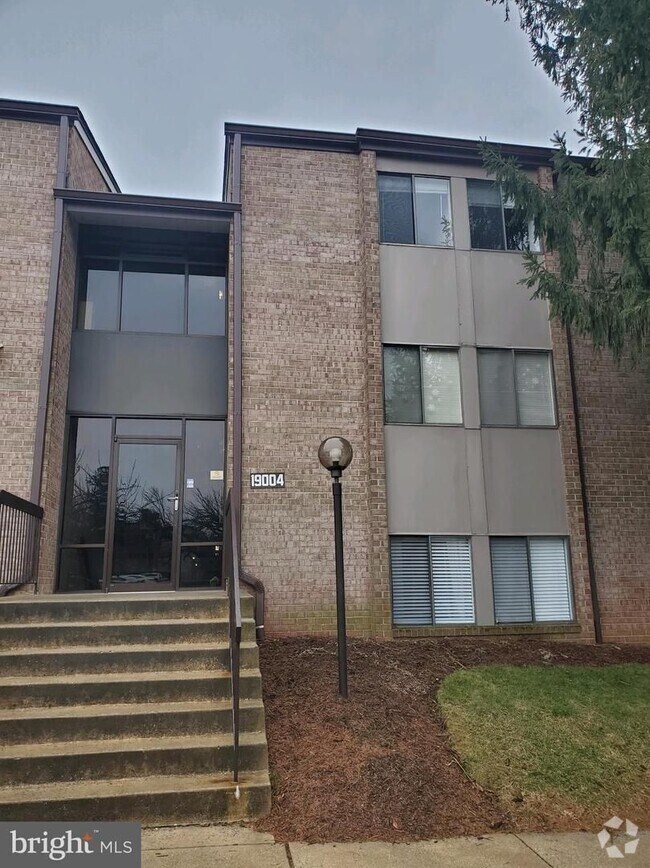 Building Photo - SPACIOUS 2 BEDROOM CONDO ALL UTILITIES INC... Unit 4