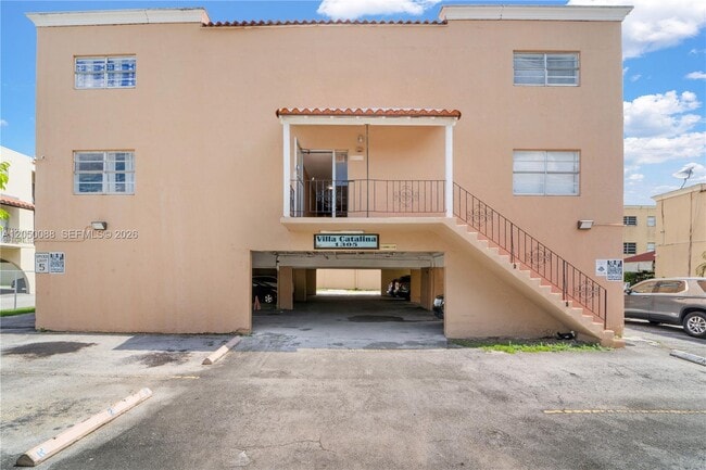 Building Photo - 1305 W 53rd St Unit 420