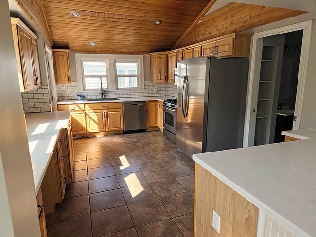 Photo - 634 Tawas St