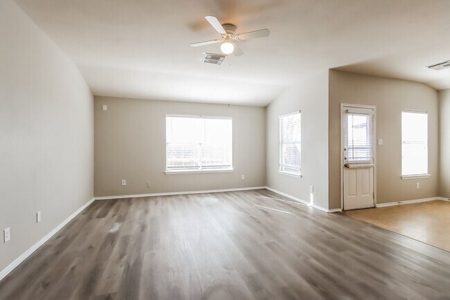 Photo - 214 Kestrel Ln