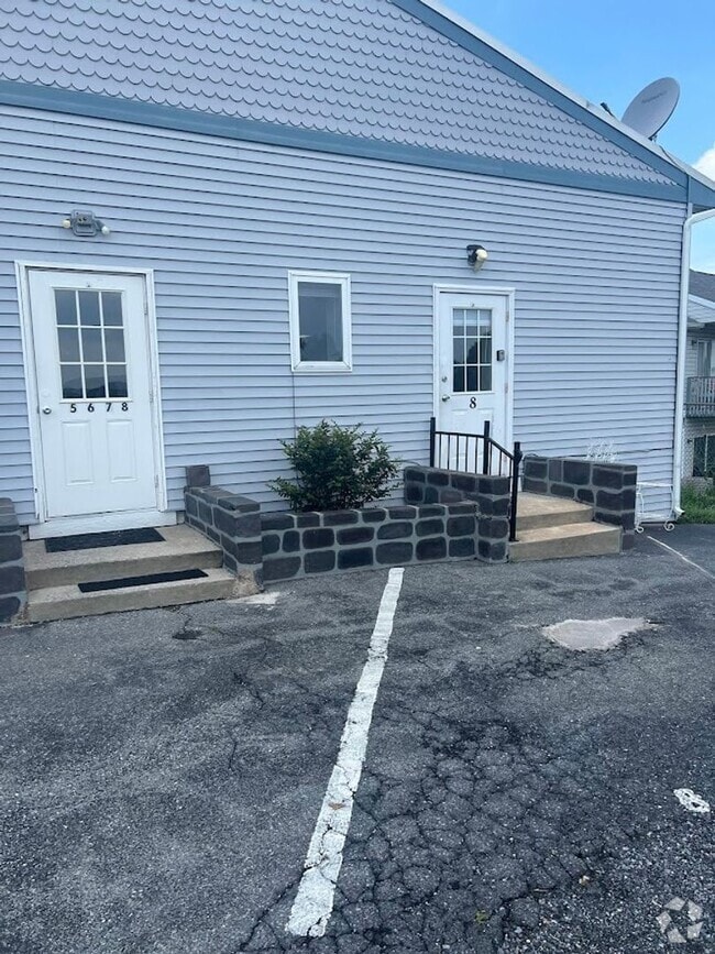 Building Photo - Wernersville 2 bedroom condo Unit Apt 8
