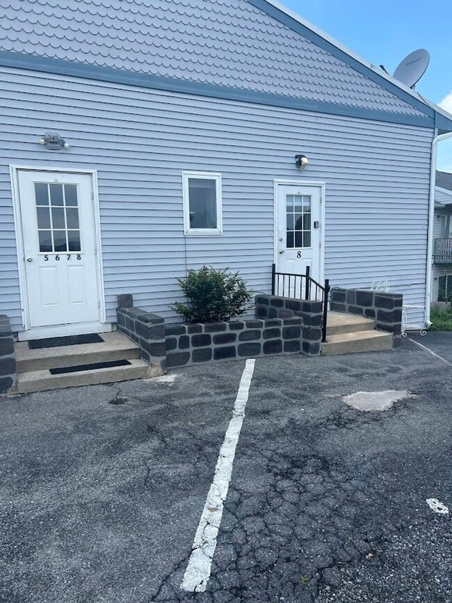 Building Photo - Wernersville 2 bedroom condo Unit Apt 8