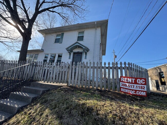 Building Photo - 3 bedroom 1 bath home with a sunroom in Davenport