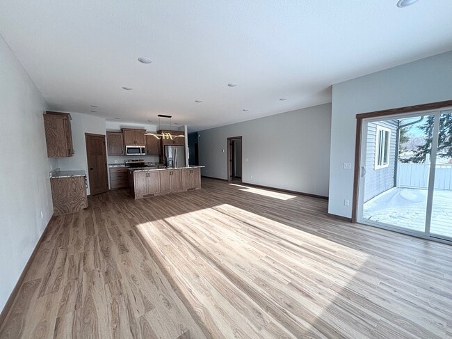 Photo - 577 Main St W