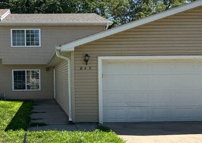 Building Photo - 845 Hanneman Dr