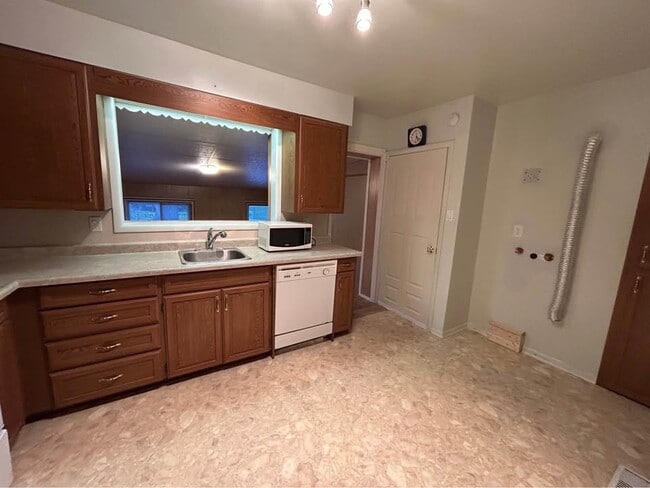 Photo - 1035 Connaught Crescent