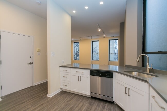 Photo - 2324 N Clark St Unit Apt 3
