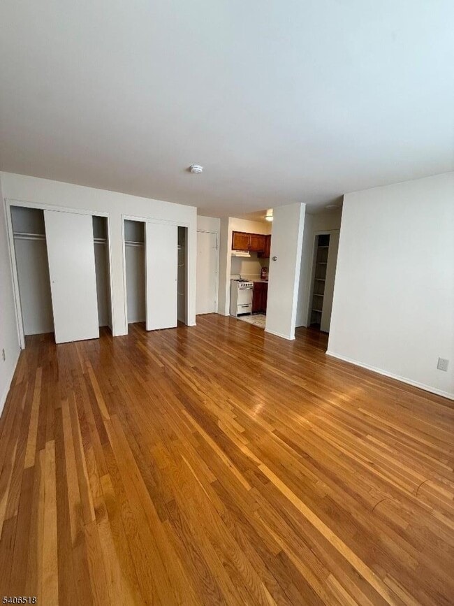 Photo - 573 Broughton Ave