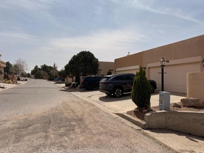 Photo - 711 Tramway Pl NE